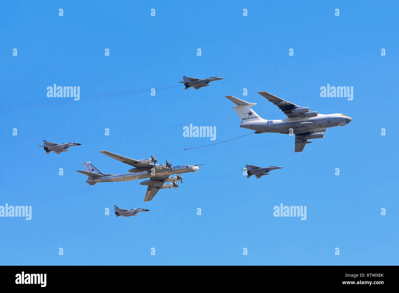 Eine Iljuschin Il-78 (Midas) Tanker tanken eine Tu-95 (Bär), strategischer Bomber von MiG-29 (Drehpunkt) Jet Fighters am Tag des Sieges in Moskau, Russland Stockfoto