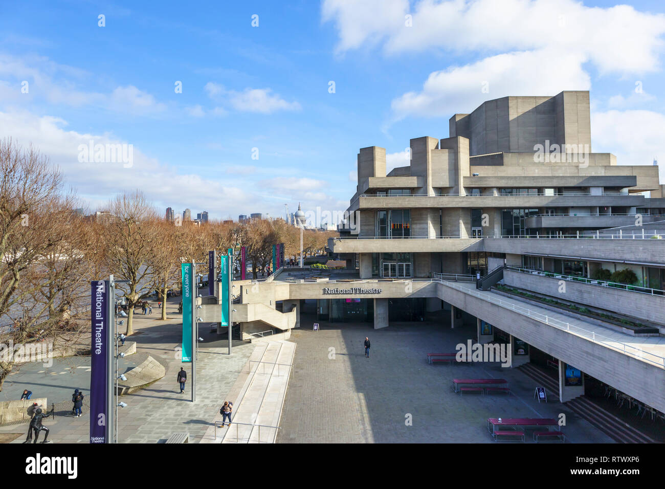 National Theater am Südufer der Themse, London SE1, ein beliebter Ort für die darstellende Kunst und kulturelle Aktivitäten Stockfoto