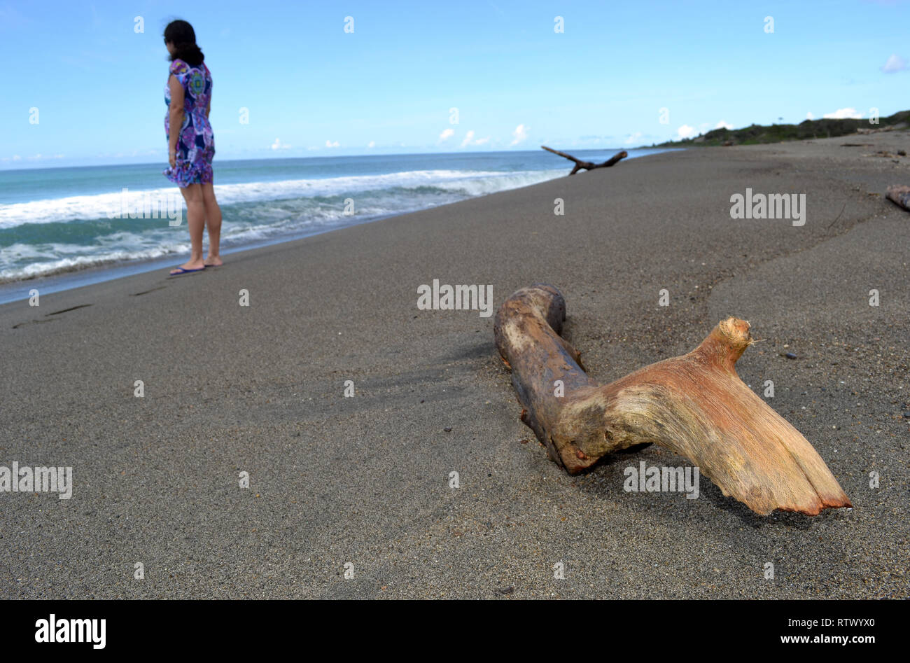 Frau beobachtet das Meer vom Strand von Sanddünen von Sigatoka Nationalpark, Viti Levu, Fidschi Stockfoto