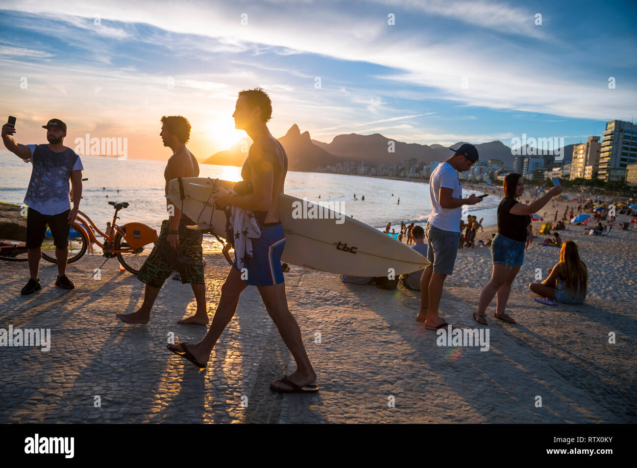 RIO DE JANEIRO - 22. FEBRUAR 2017: Einheimische und Touristen sammeln selfies zu nehmen und ihre soziale Medien bei Arpoador, den Sunset Surf Pause aktualisieren. Stockfoto