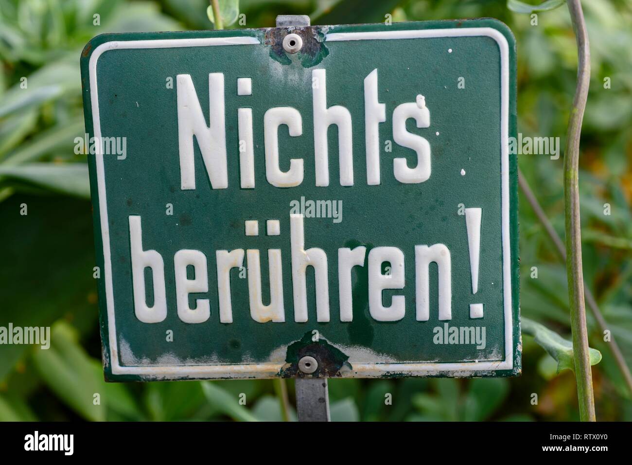 Verbotsschild, berühren Sie nichts, Schreiben auf Zeichen, Deutschland Stockfoto