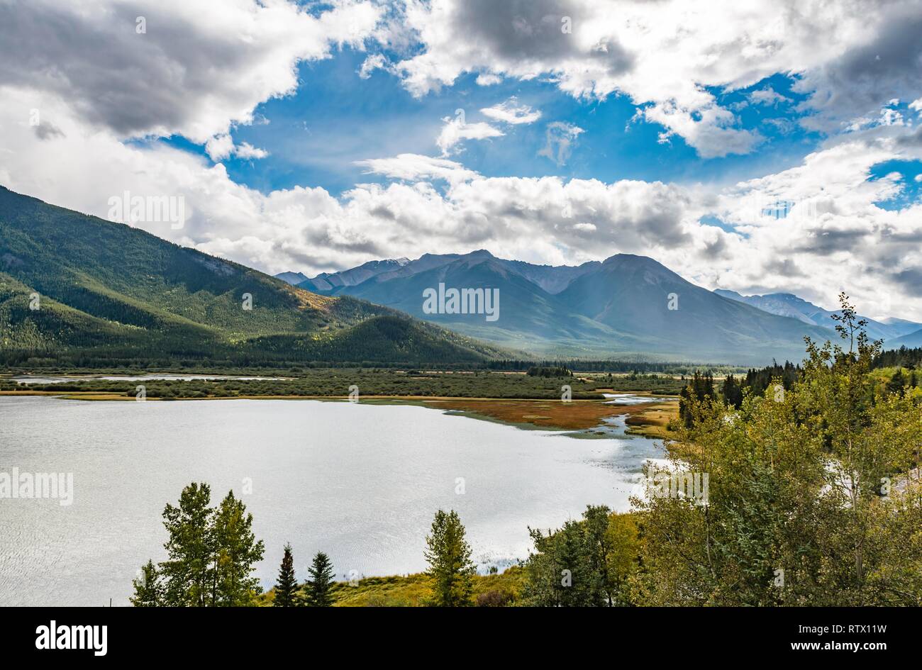 Herbstliche Berglandschaft mit See, Vermilion Lakes, Banff National Park, Rocky Mountains, Alberta, Kanada Stockfoto