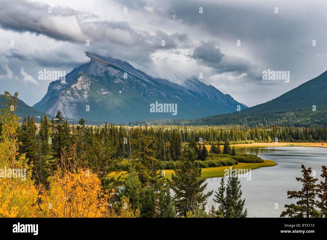 Herbstliche Berglandschaft mit See, Vermilion Lakes, Banff National Park, Rocky Mountains, Alberta, Kanada Stockfoto