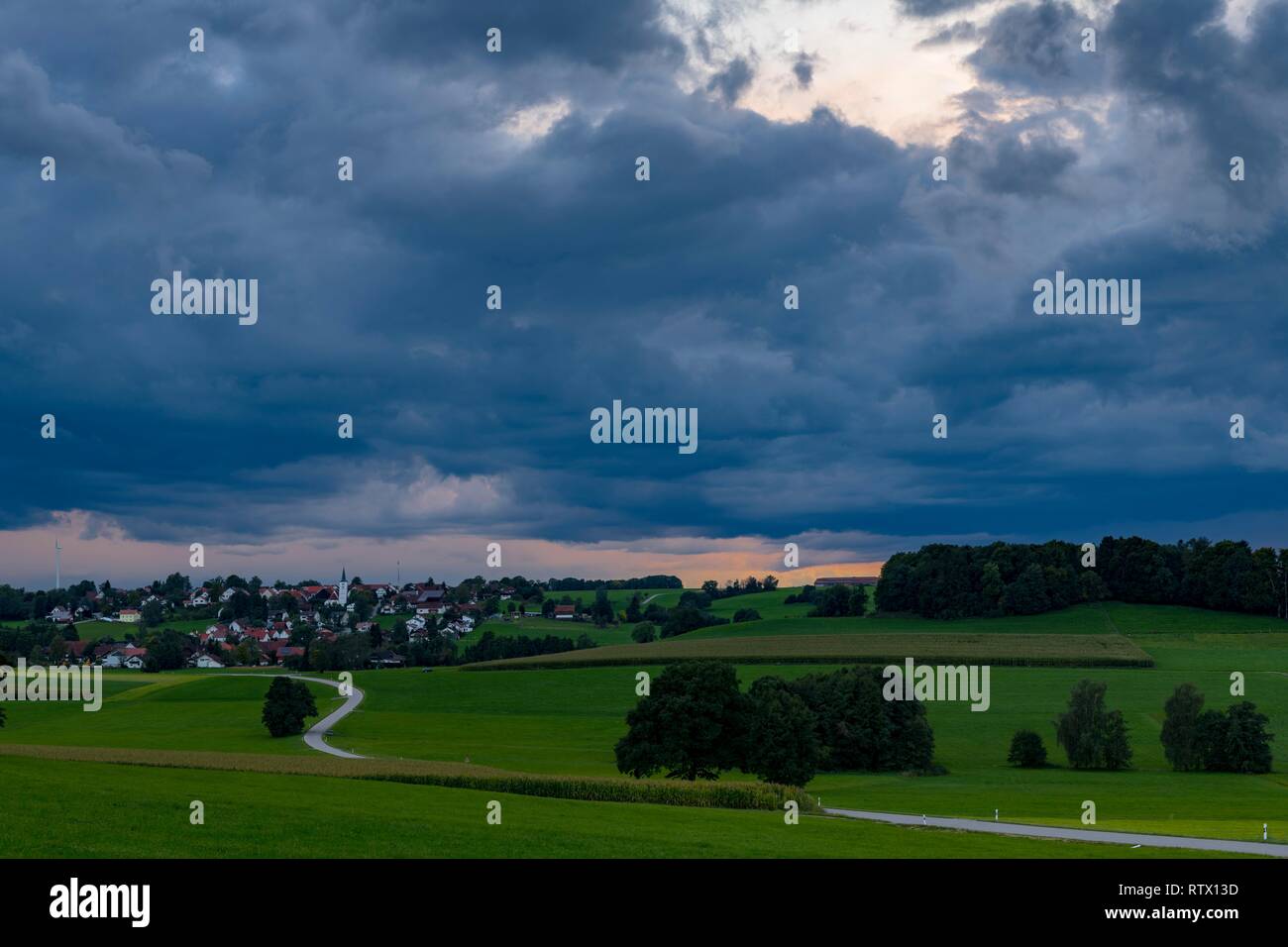 Gewitter Himmel mit kleinen Dorf und wiesen Landschaft, Köngetried, Unterallgäu, Bayern, Deutschland Stockfoto
