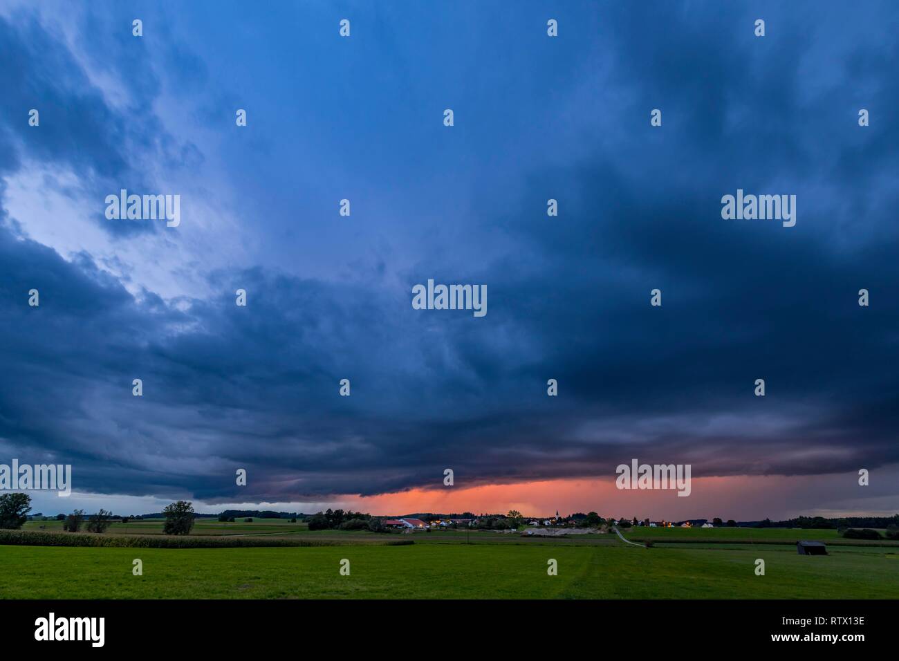 Gewitter Himmel mit kleinen Dorf und wiesen Landschaft, Köngetried, Unterallgäu, Bayern, Deutschland Stockfoto