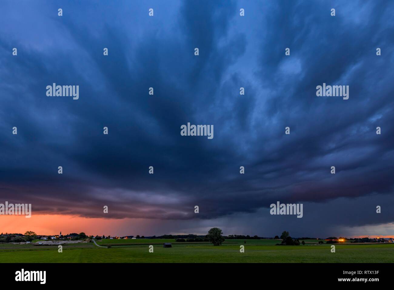 Gewitter Himmel mit kleinen Dorf und wiesen Landschaft, Köngetried, Unterallgäu, Bayern, Deutschland Stockfoto