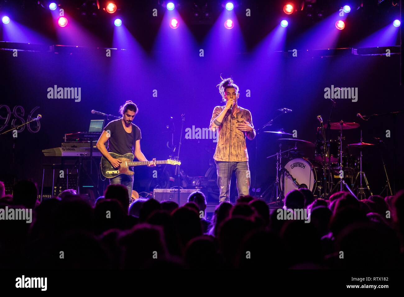 Schweizer Musiker JulDem auf der Bühne, live in der schüür Luzern, Schweiz Stockfoto