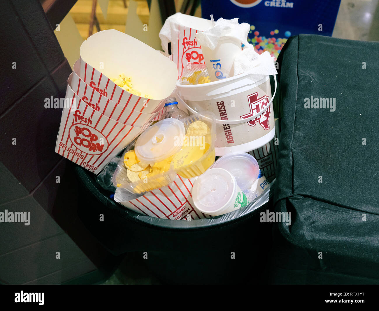 Überquellenden Mülleimer an eine Sportarena nach einem athletischen Sportveranstaltung, College Station, Texas, USA. Stockfoto