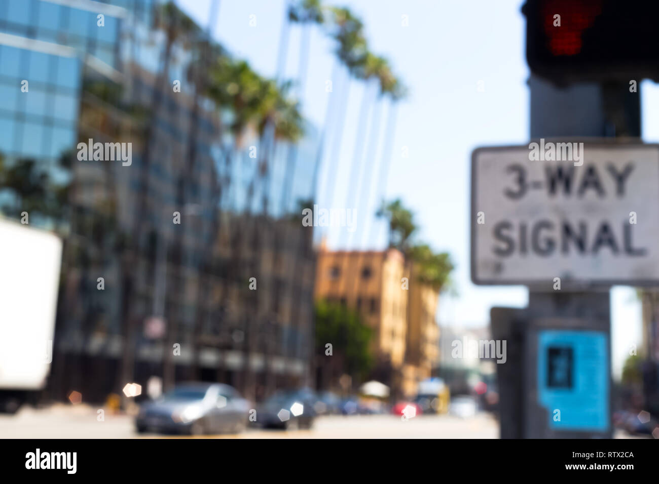 Defokussiert. Hollywood in Los Angeles, Straße, Autos, Palmen Stockfoto
