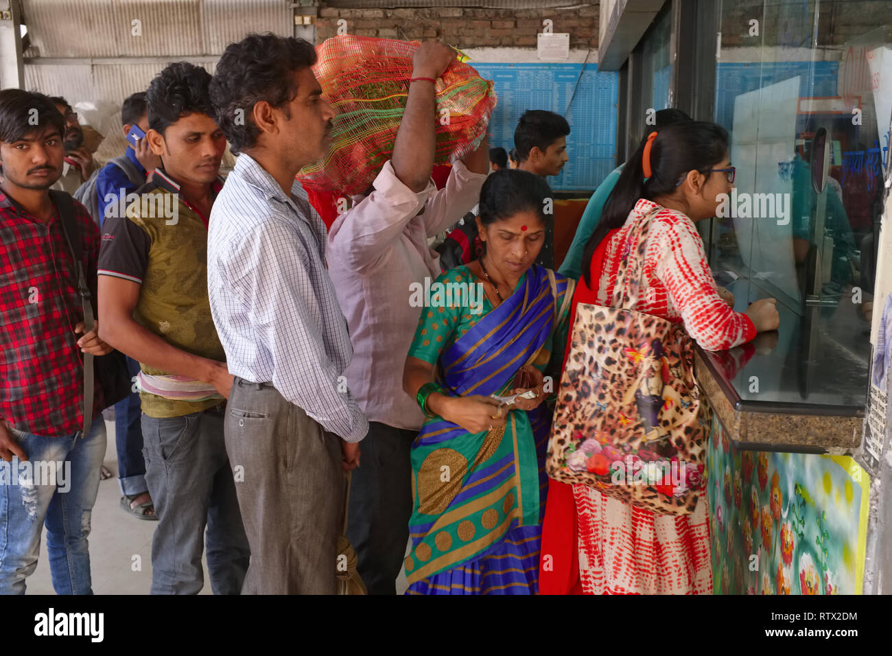 Passagier Schlange, lokale Bahn Tickets bei Byculla Station, Mumbai, Indien zu kaufen Stockfoto