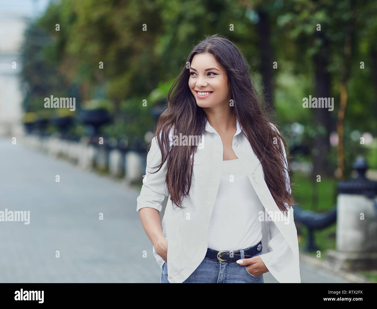 Schöne happy brunette Frau lächelnd im Freien. Stockfoto