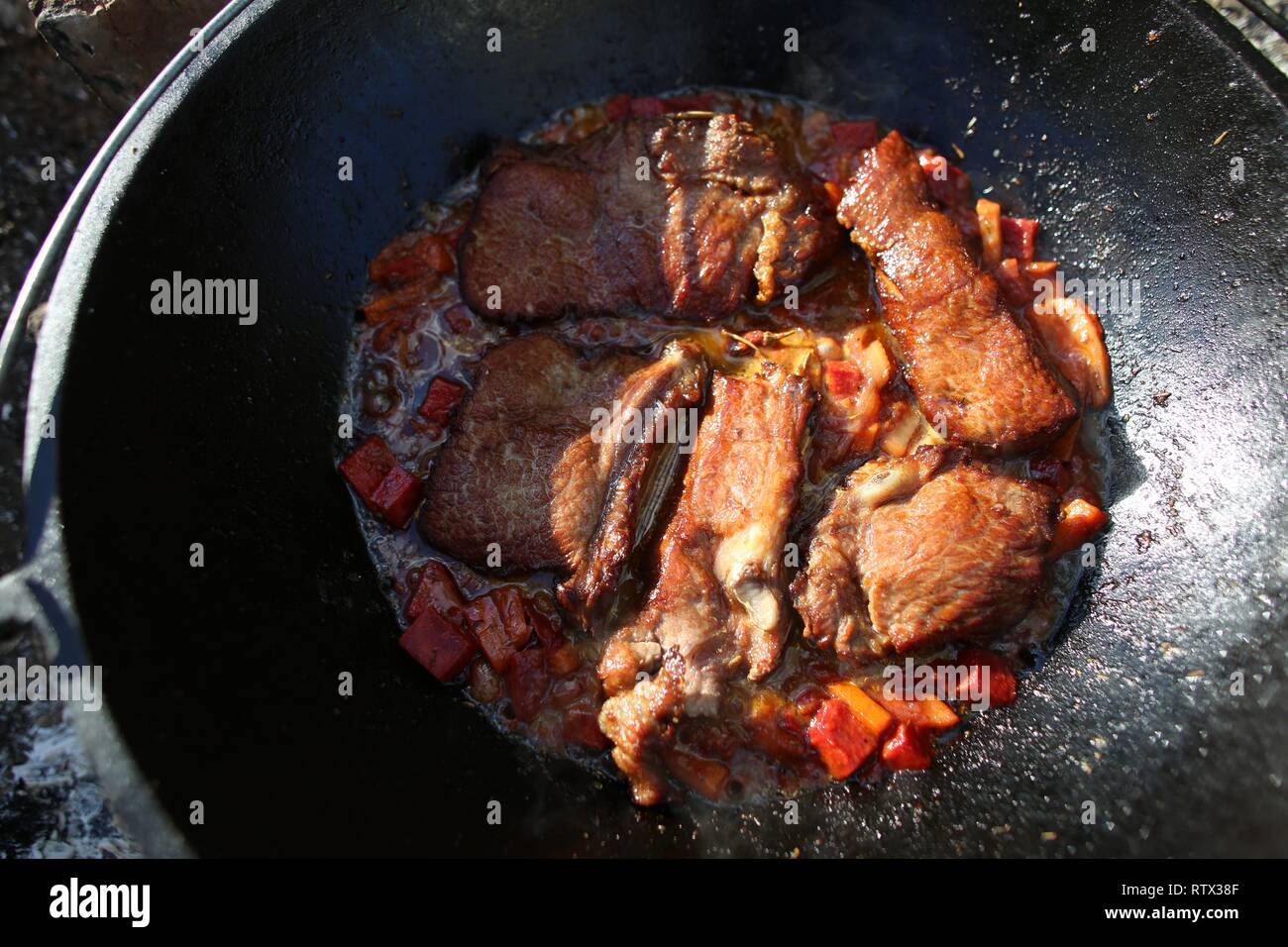 Grill, Roastbeef, auf einem Feuer in einer speziellen Pfanne, Eintopf in der Natur Stockfoto