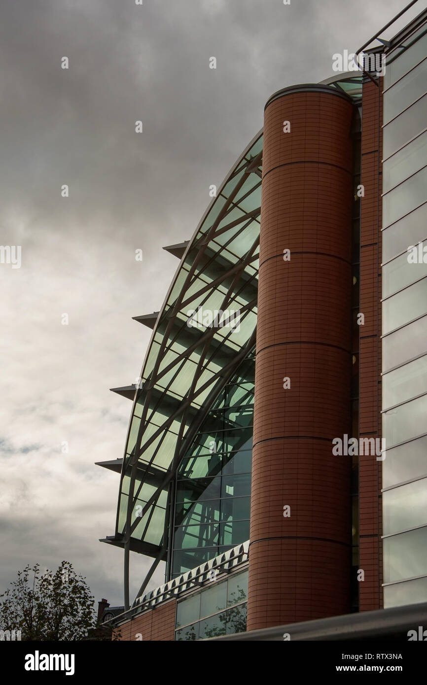 London, Großbritannien, 25. November 2006: Architektur auf moderne Ostflügel des St Thomas' Hospital (1950 rekonstruierte s) mit grauen bewölkten Himmel Stockfoto