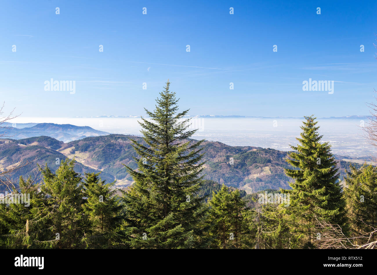 Die Panoramablick in das schwarzwaldtal von der Schwarzwald-Hochstrasse Stockfoto