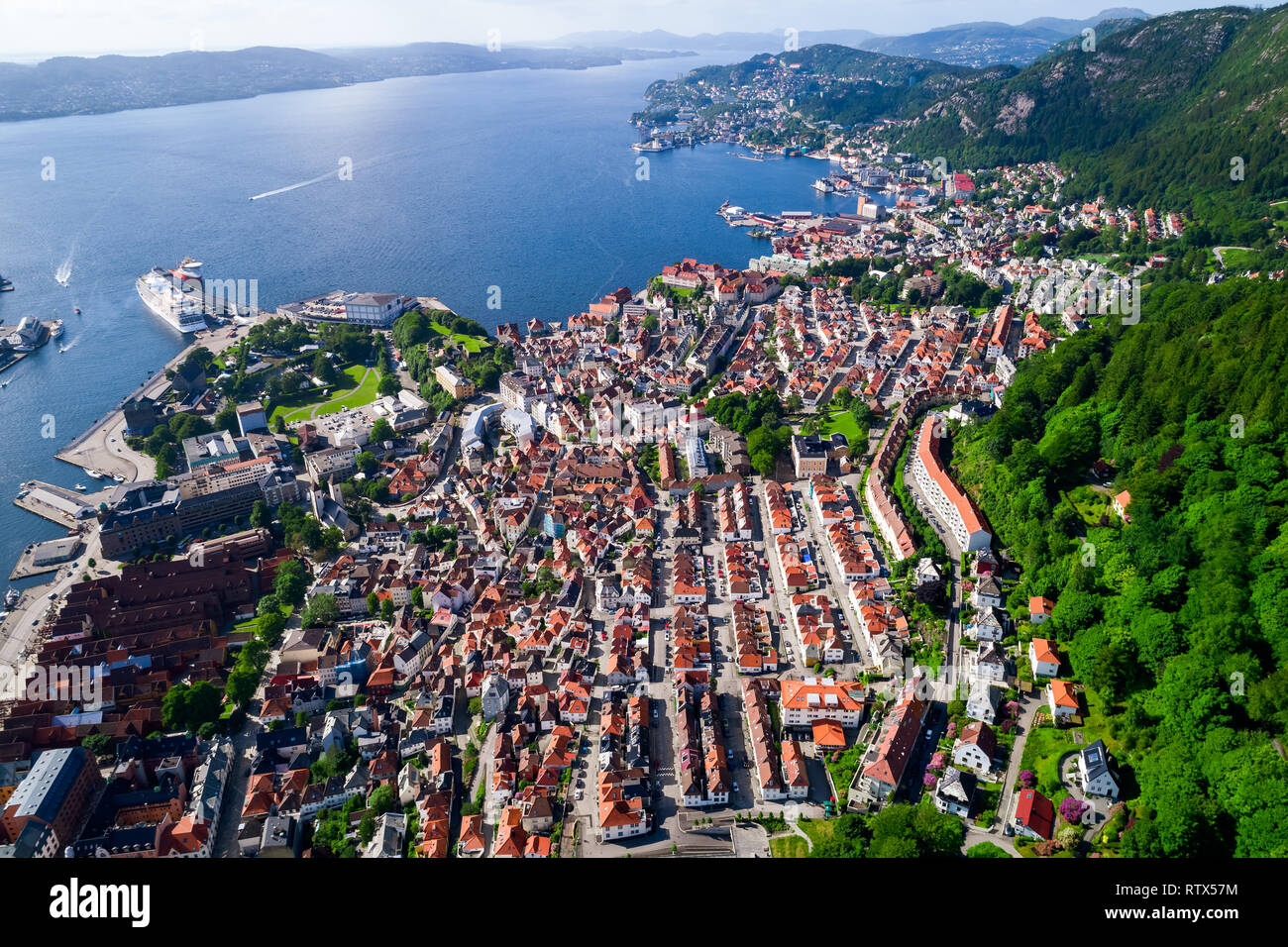 Bergen ist eine Stadt in Südschweden an der Westküste von Norwegen. Bergen ist die zweitgrößte Stadt in Norwegen. Der Blick von der Höhe des b Stockfoto