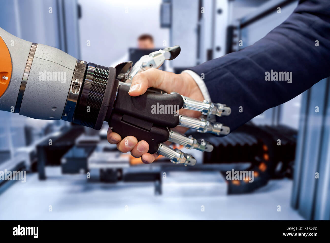 Hand eines Geschäftsmannes Händeschütteln mit einem Android Roboter. Das Konzept der menschlichen Interaktion mit der künstlichen Intelligenz. Stockfoto
