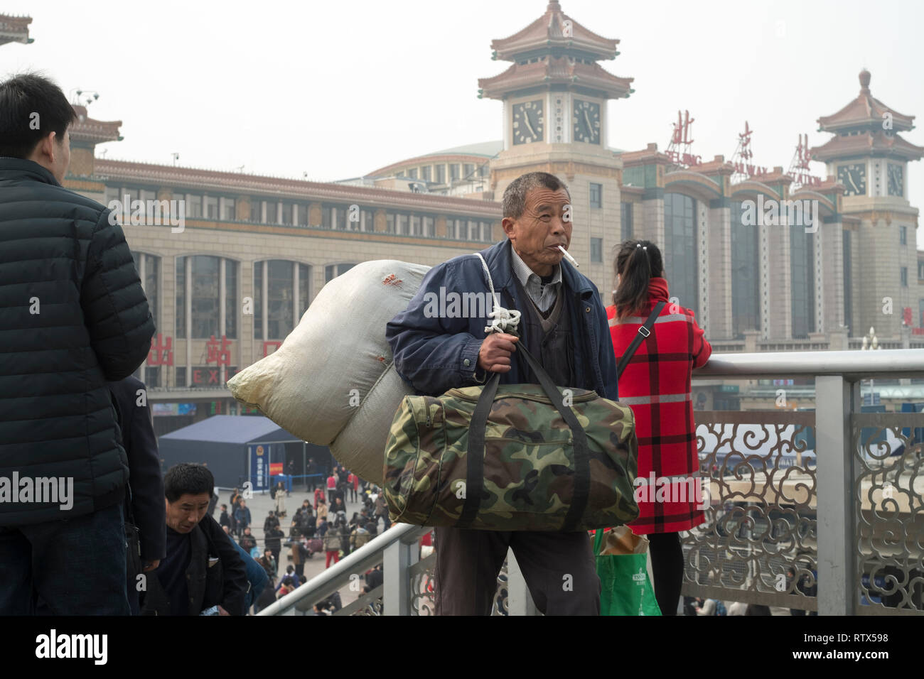 Ältere chinesische Wanderarbeiterin geht aus dem Bahnhof von Peking. Das Problem der alternden Gesellschaft in China scheint sich zu verschärfen. 03-März-2019 Stockfoto