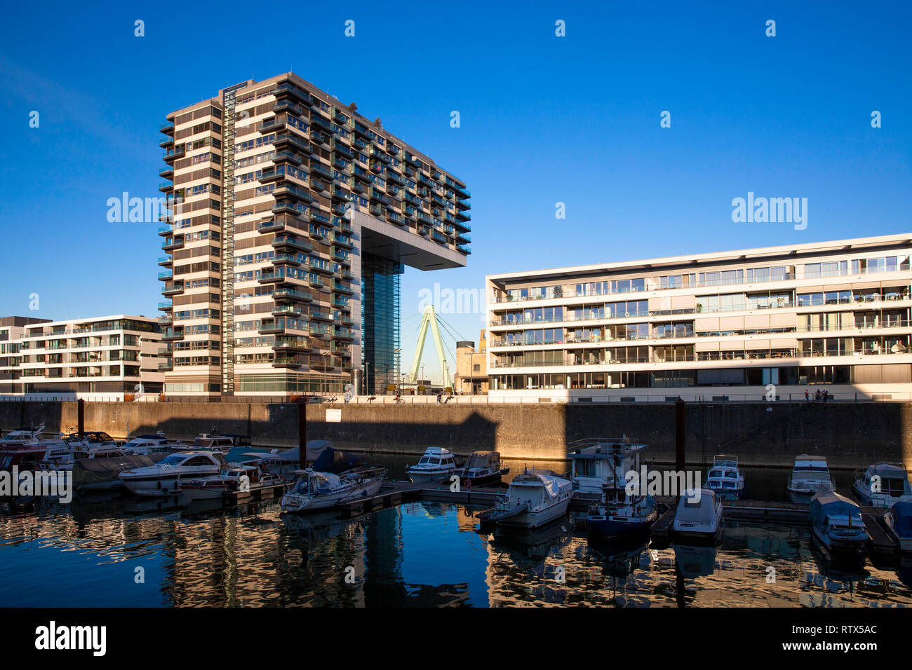 Kranhaus Nord am Rheinauer Hafen, im Hintergrund der Severinsbrücke, Köln, Deutschland. Kranhaus Nord im Rheinauhafen, im Hintergrund sterben Stockfoto