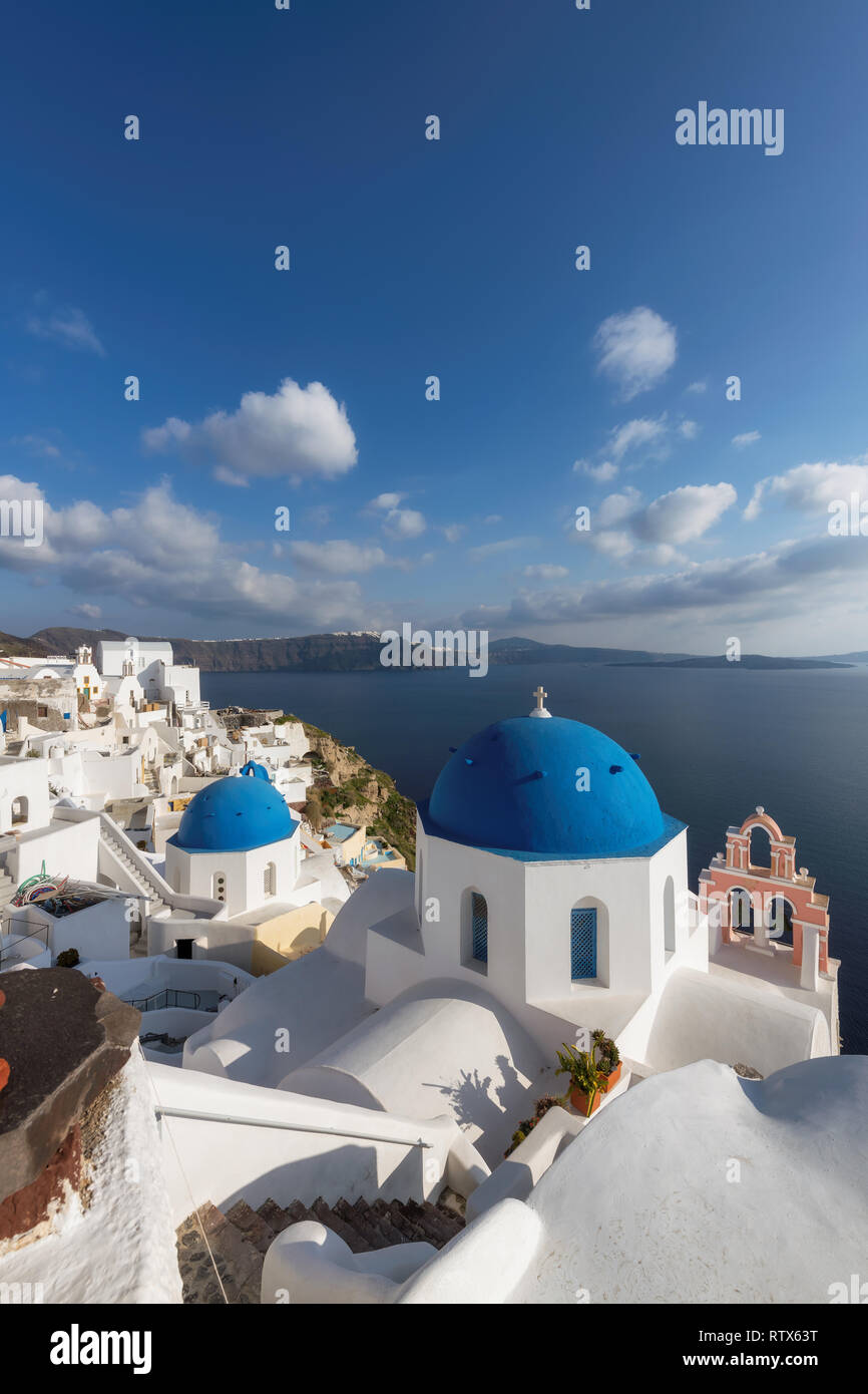 Spektakuläre Aussicht auf das Dorf Oia auf Santorini, Griechenland Stockfoto