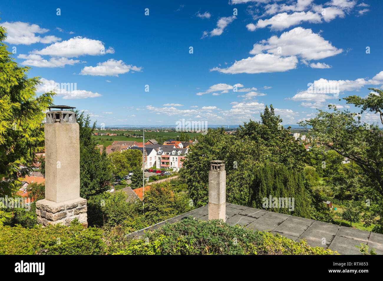 Blick von einer Anhöhe über Edenkoben, Deutschland an einem klaren Sommertag in der Ferne die Berge des Odenwaldes. Stockfoto