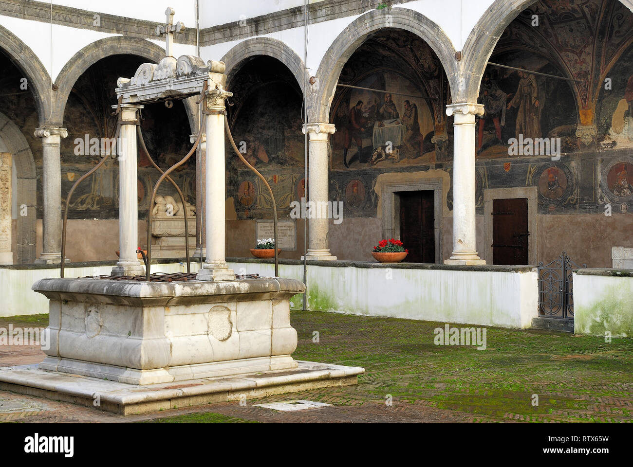 Graf Dracula ist in Neapel bestattet. Die neue Theorie die Orkbn, die Dracula's Tomb im Kreuzgang der Kirche von Santa Maria La Nova befindet sich im historischen Zentrum von Neapel befindet. Stockfoto