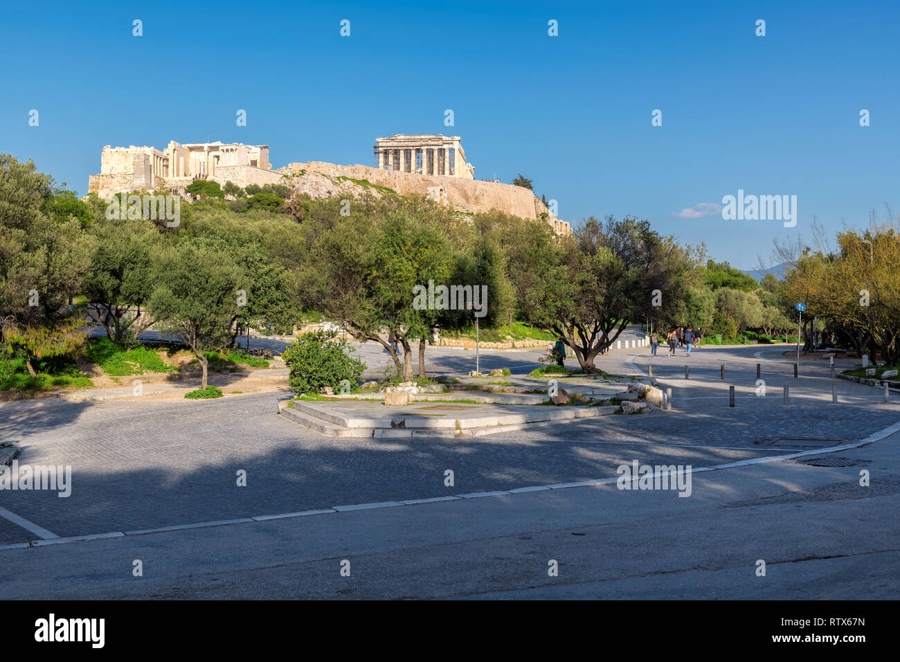 Schöne Sicht auf die Akropolis mit dem Parthenon von Park, Athen, Griechenland. Stockfoto
