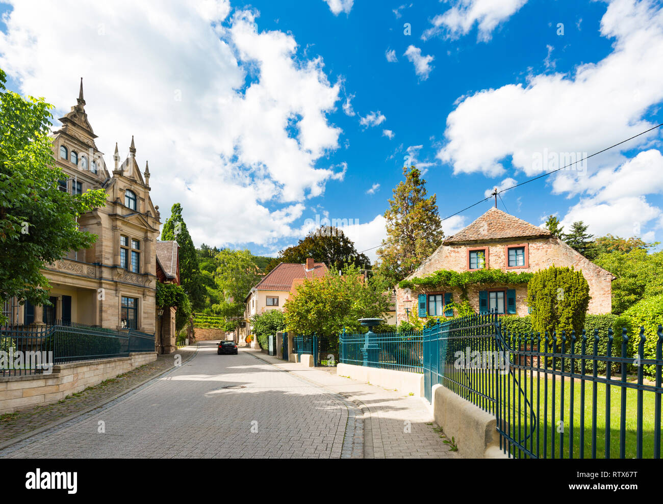 Straße mit idyllischen alten Villen in Edenkoben, Deutschland an einem klaren Sommertag. Stockfoto