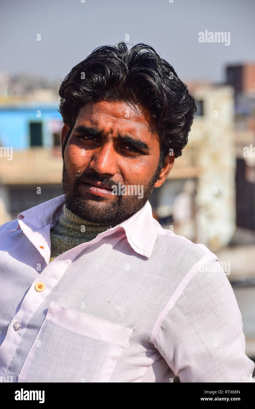 Junge Bartgeier Indische, Dreirad Rikscha Fahrer, Old Delhi, Delhi, Indien Stockfoto