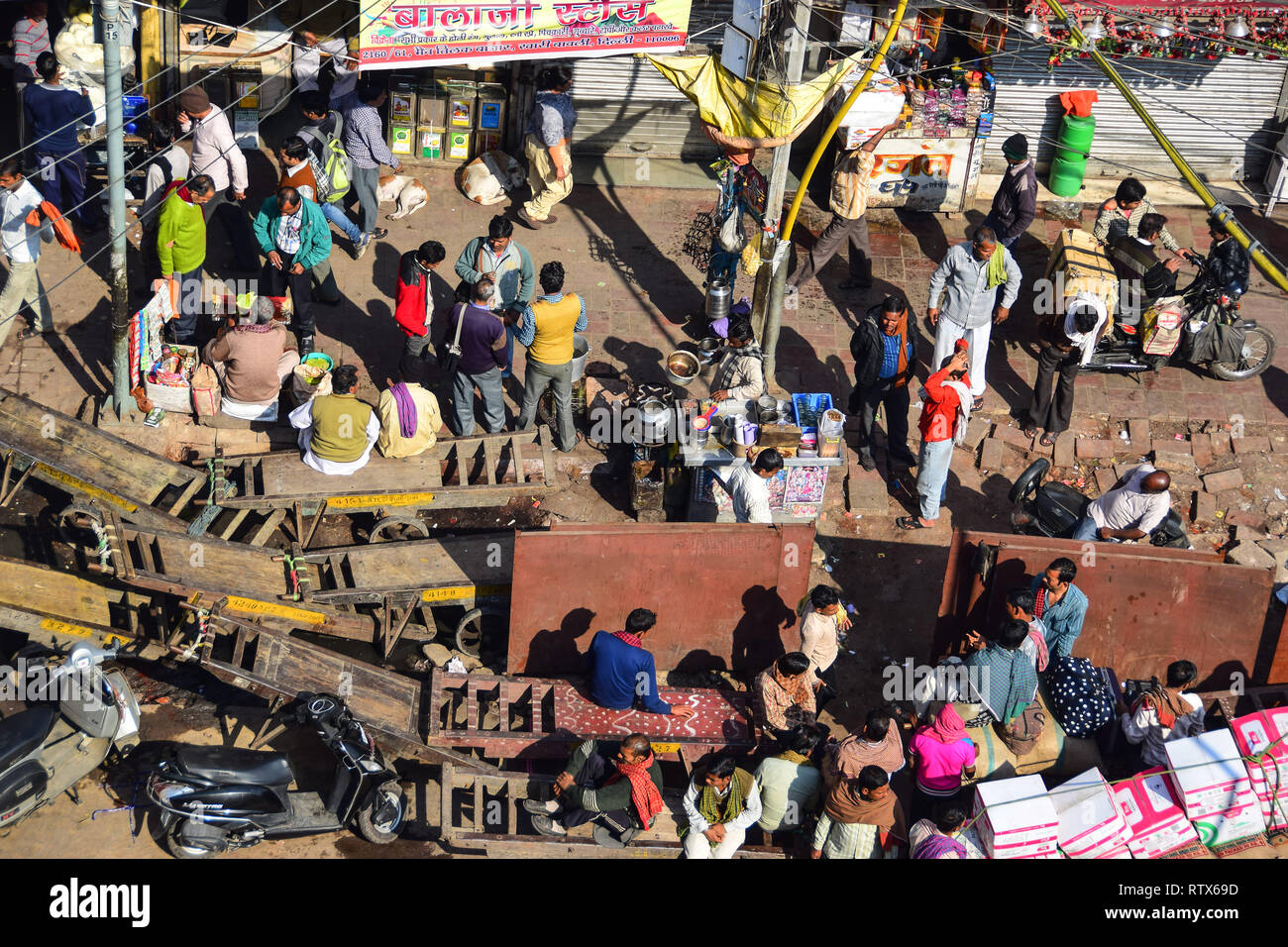 Dachterrasse mit Blick auf khari Baoli, belebten Indischen Großhandel Spice Market, Old Delhi, Indien Stockfoto