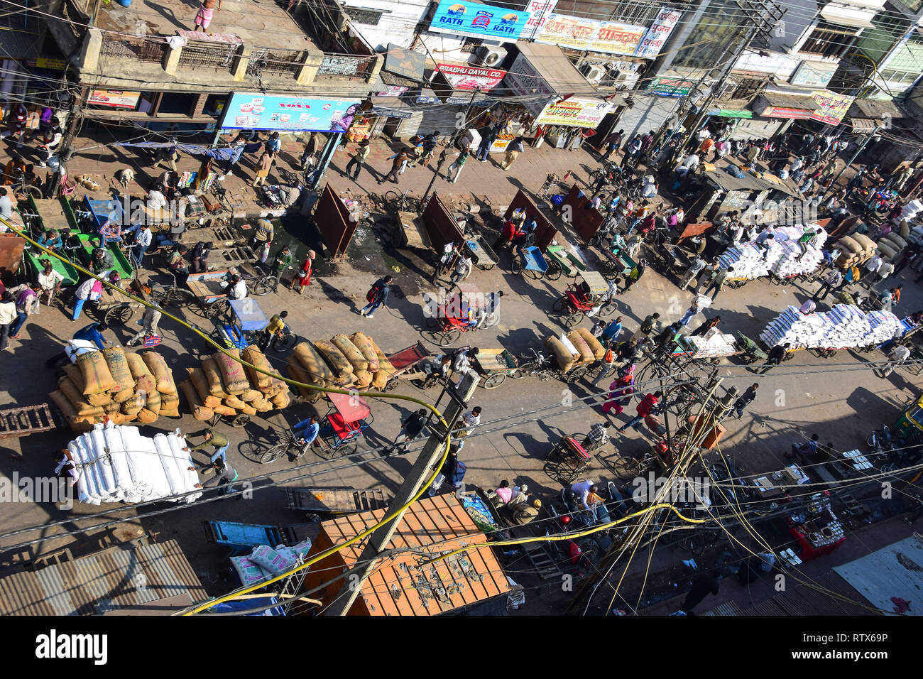 Dachterrasse mit Blick auf khari Baoli, belebten Indischen Großhandel Spice Market, Old Delhi, Indien Stockfoto