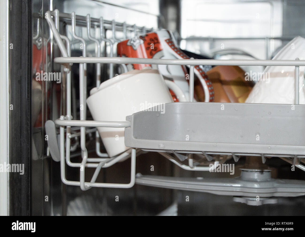 In der Nähe von geöffneten Spülmaschine mit sauber gewaschen Gerichte, selektive konzentrieren. Stockfoto