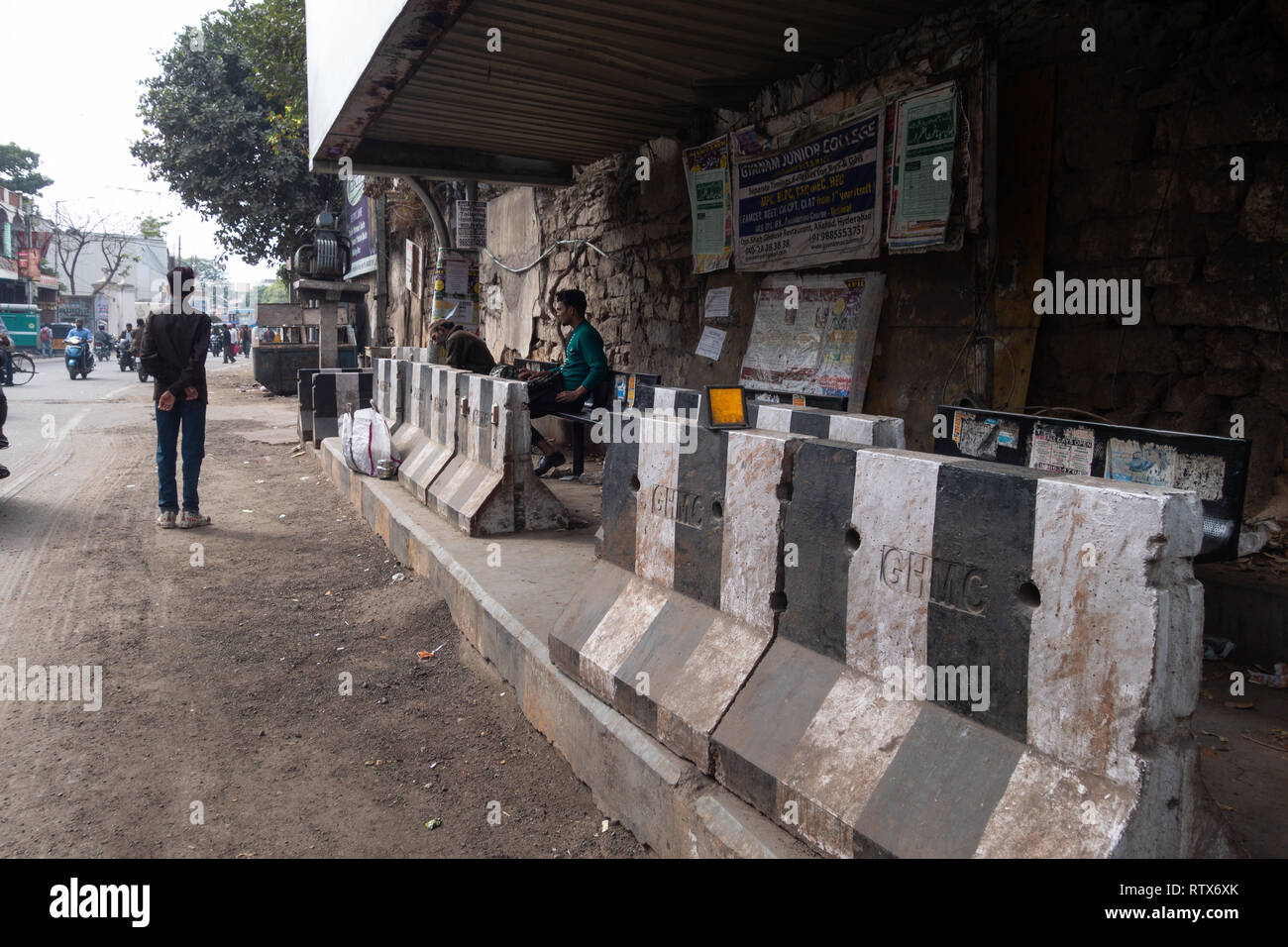 Pendler warten in der Wartehalle mit temporären median Barrieren in Hyderabad, Indien gefüllt Stockfoto