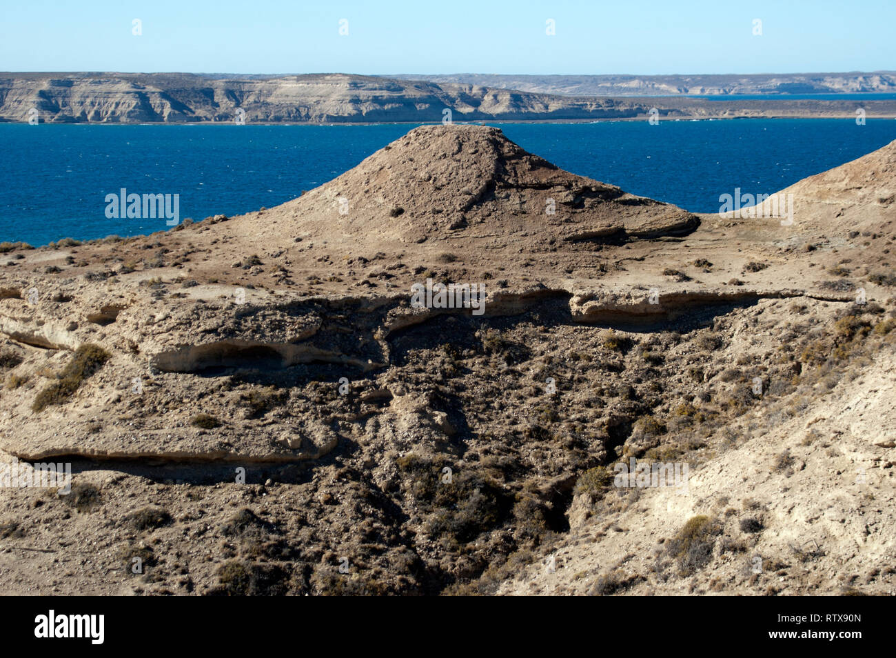 Typische Sedimentgesteine und die Landschaft von Puerto Piramides, die Halbinsel Valdes, Chubut, Patagonien Argentinien Stockfoto