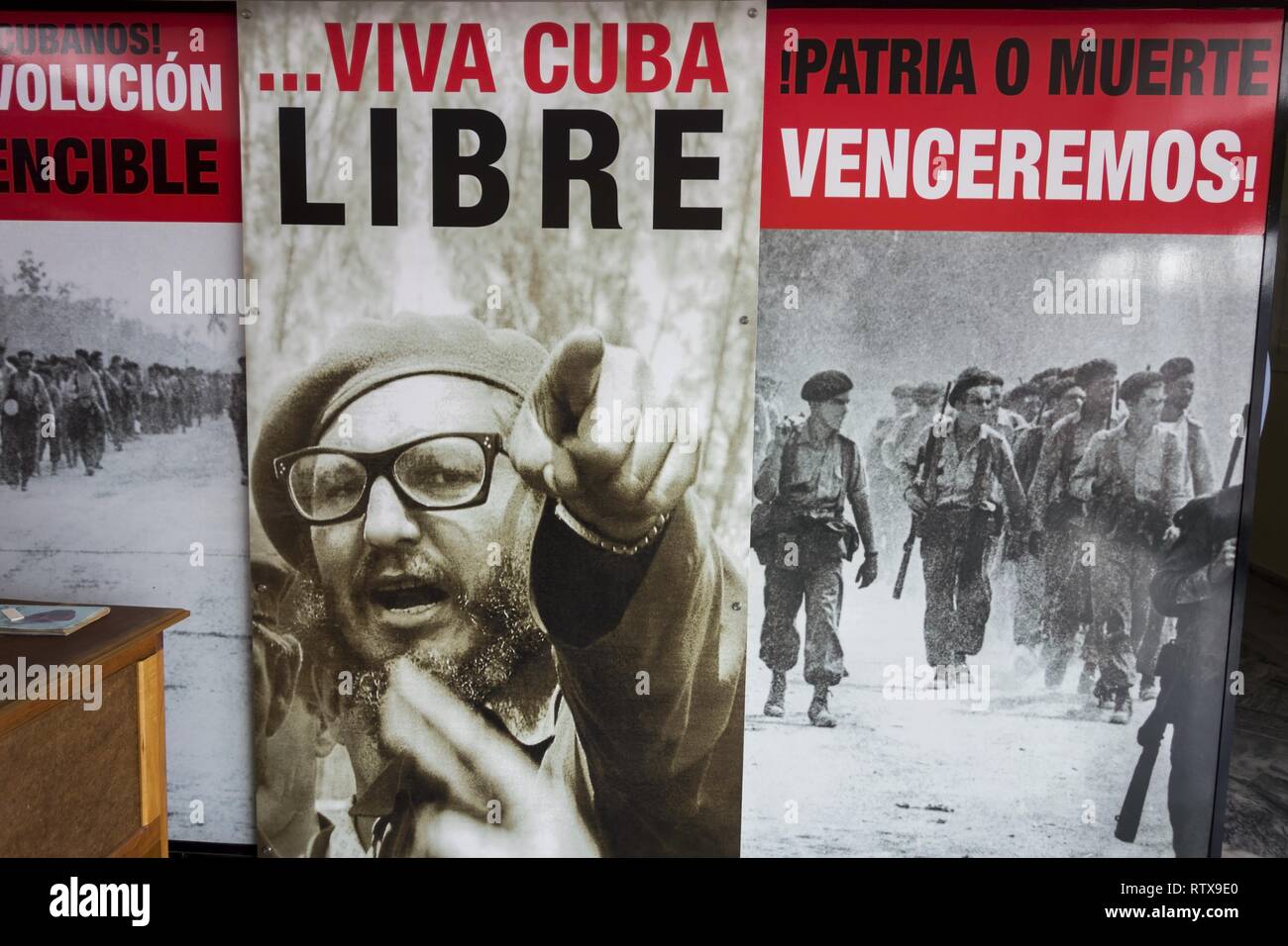 Szenen der berühmten Kubanischen Unabhängigkeitskriegsschlacht in der Schweinebucht und Poster von Fidel Castro am Eingang zum Museum von Playa Giron Cuba Stockfoto
