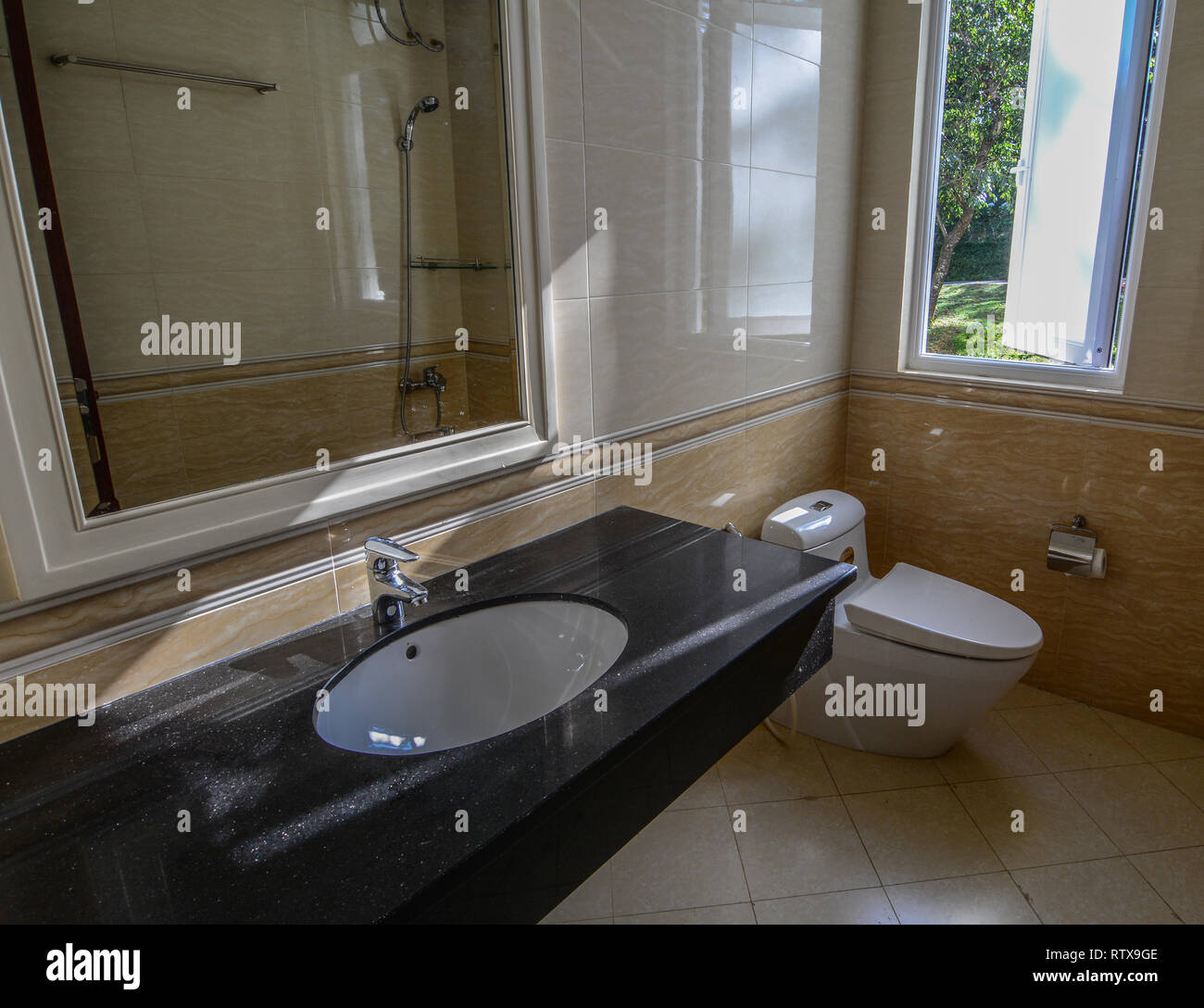 Dalat, Vietnam - Dec 4, 2015. Toilette am Luxus Hotel in Dalat, Vietnam. Dalat ist 1.500 m (4.900 ft) über dem Meeresspiegel auf dem langbian Hochebene gelegen. Stockfoto