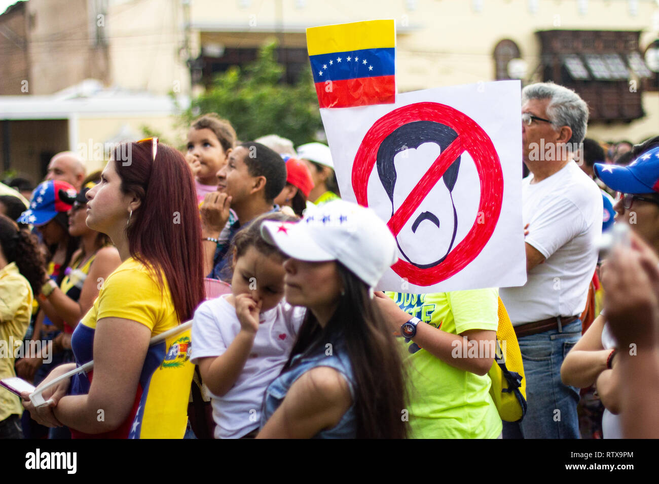 Lima, Peru - 2. Februar 2019: Menschen mit Schildern an Protest gegen Nicolas Maduro in Unterstützung von Juan Guaido Stockfoto