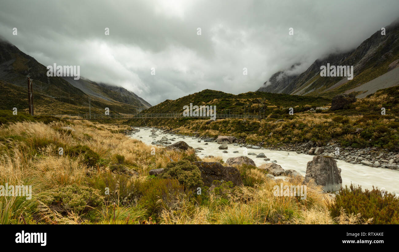 Ein Blick hinunter vom Hooker Valley auf der neuseeländischen Südinsel. Das Hooker Valley befindet sich im Mount Cook/Aoraki Neuseeland National Park entfernt. Stockfoto
