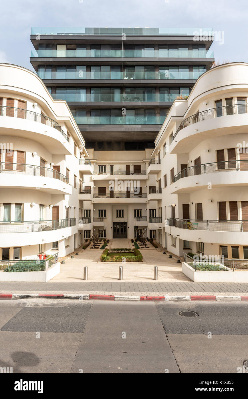 Israel, Tel Aviv-Yafo - 15. Februar 2019: Hayarkon 96 Bauhaus Gebäude mit 6 Etagen, Bar Orian Architekten entworfen wurde erweitert Stockfoto