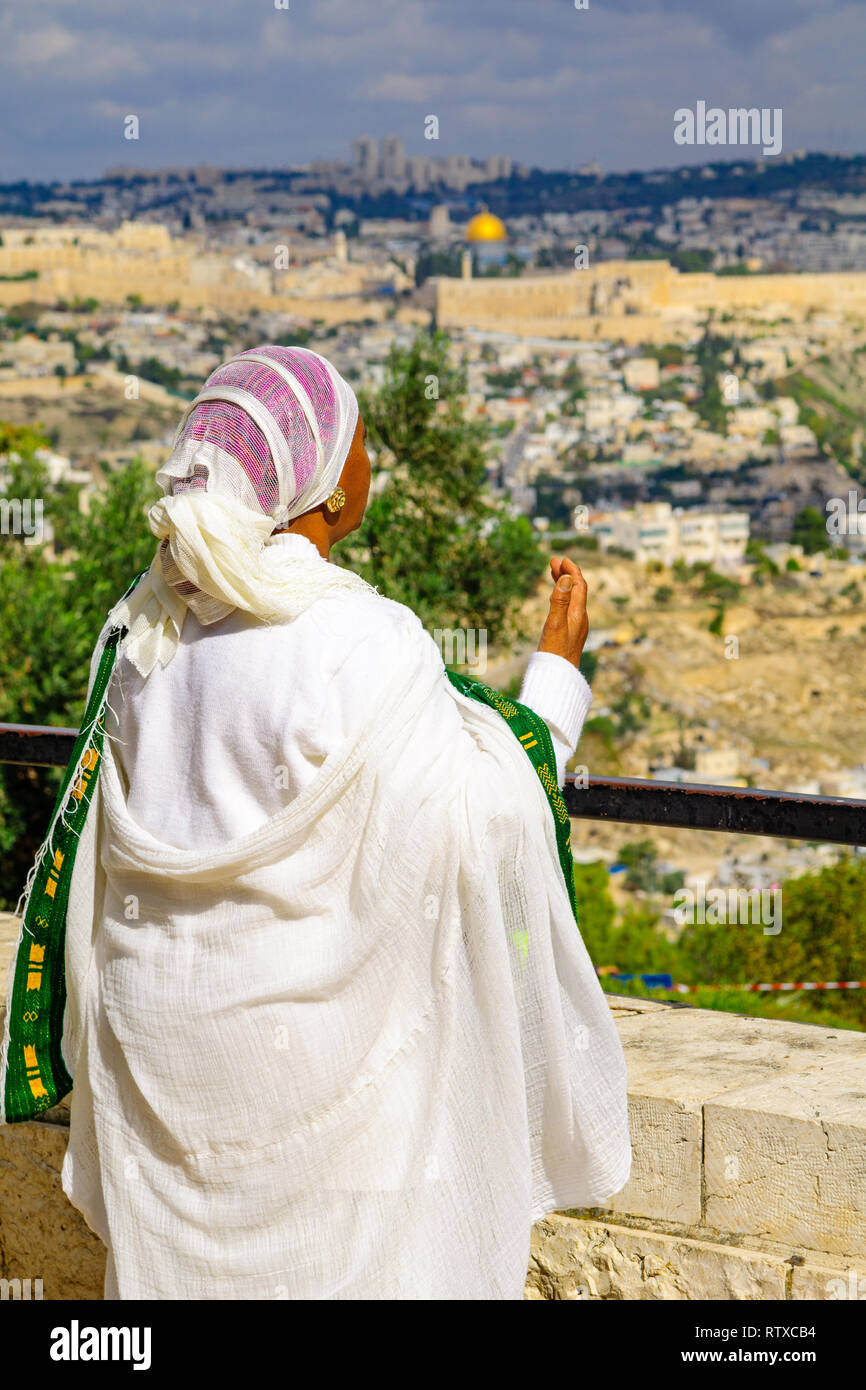 JERUSALEM, Israel - 11 November, 2015: Eine äthiopische Jüdin beten in die Sigd, mit Blick auf die Altstadt, in Jerusalem, Israel. Die Sigd wird eine jährliche Ho Stockfoto