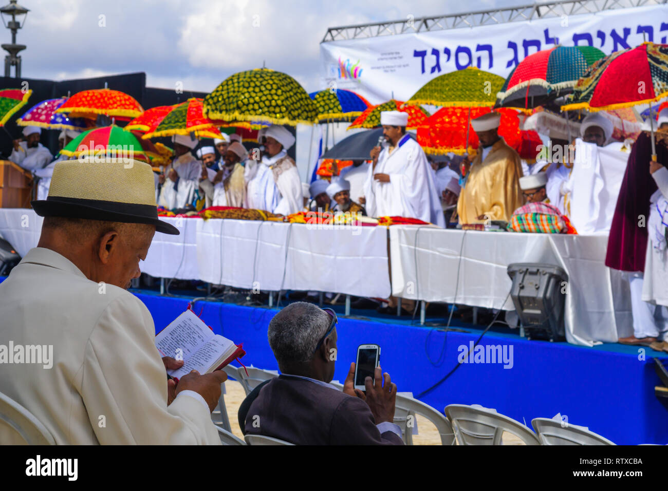 JERUSALEM, Israel - 11 November, 2015: Äthiopische jüdische Gebete und die religiösen Führer (Kessim) an der Sigd, in Jerusalem, Israel. Die Sigd wird ein Stockfoto