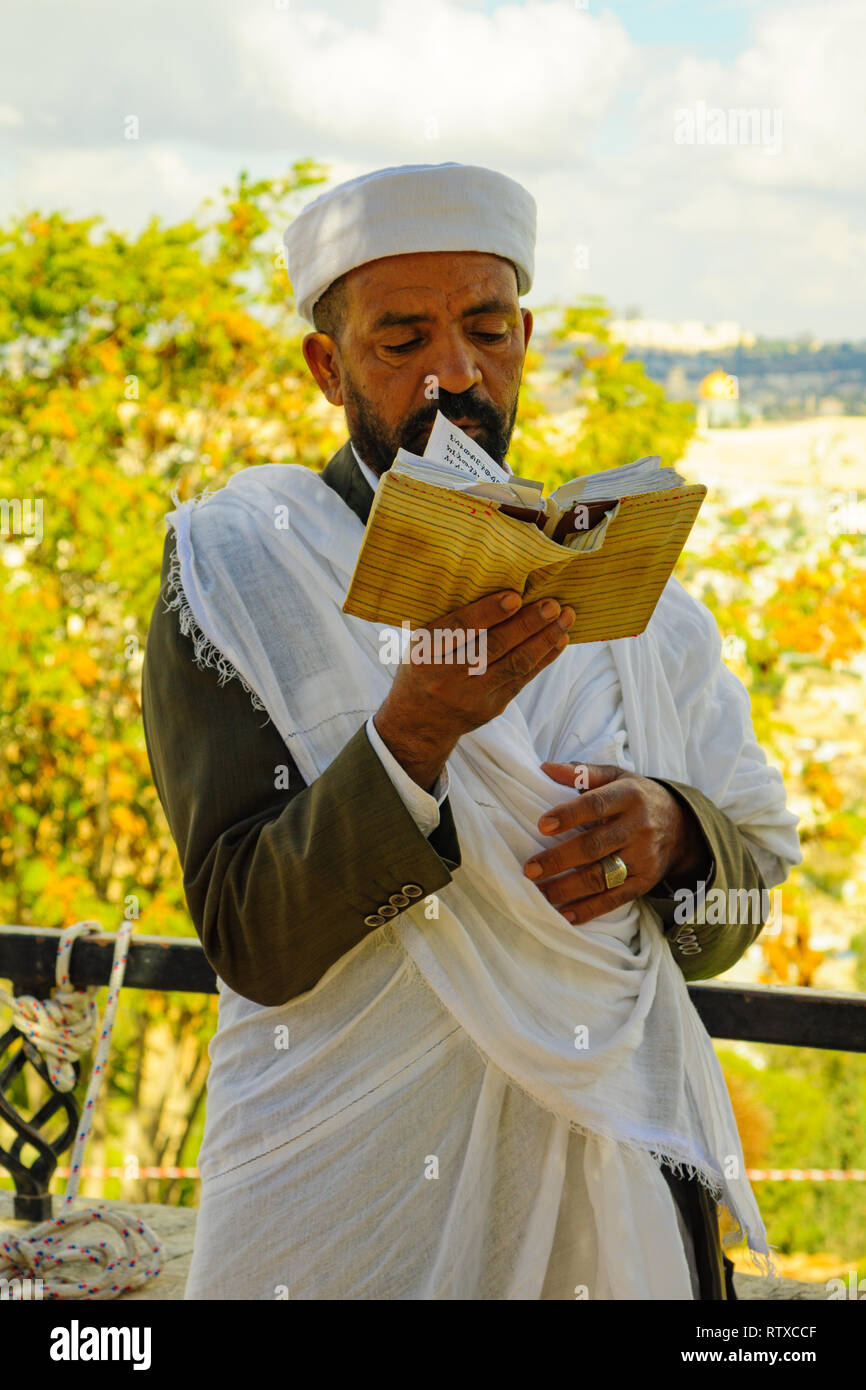 JERUSALEM, Israel - 11 November, 2015: Ein Äthiopischer Juden beten an der Sigd, mit der alten Stadt im Hintergrund, in Jerusalem, Israel. Die Sigd i Stockfoto