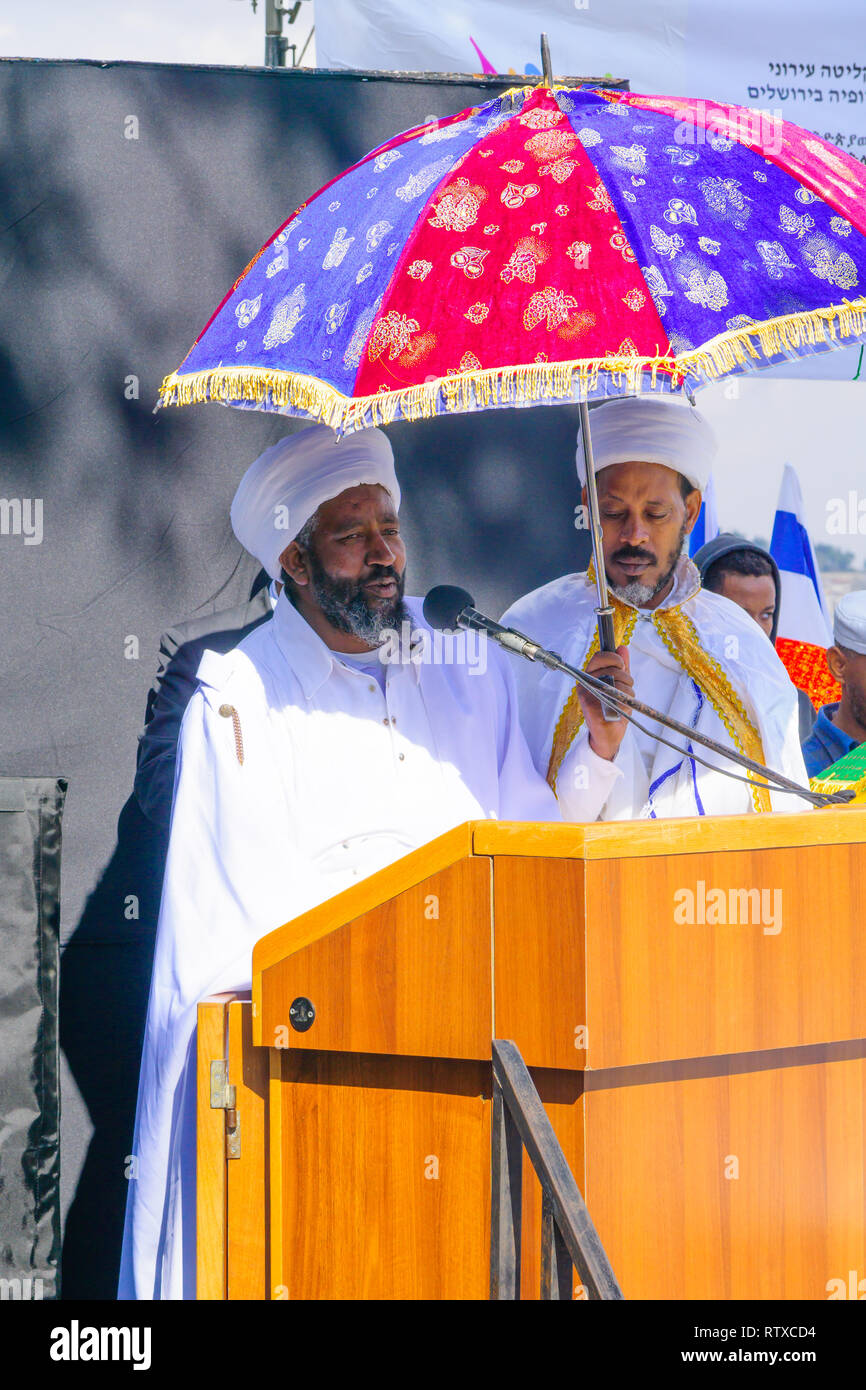 JERUSALEM, Israel - 11. NOVEMBER 2015: Der Kopf der religiösen Führer (Kessim) der äthiopischen Juden spricht an der Sigd, in Jerusalem, Israel. Die Stockfoto