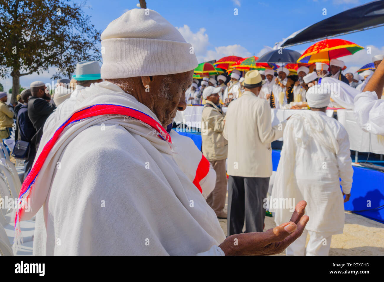 JERUSALEM, Israel - 11 November, 2015: Äthiopische jüdische Gebete und die religiösen Führer (Kessim) an der Sigd, in Jerusalem, Israel. Die Sigd wird ein Stockfoto