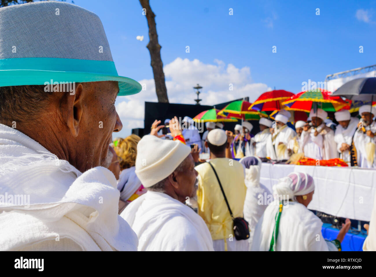 JERUSALEM, Israel - 11 November, 2015: Äthiopische jüdische Gebete und die religiösen Führer (Kessim) an der Sigd, in Jerusalem, Israel. Die Sigd wird ein Stockfoto