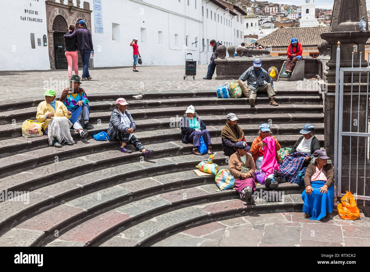 Quito, Ecuador, August 2018: ein Dutzend ältere Menschen in der ecalinata der Kirche von San Francisco, warten Sie, bis die Nächstenliebe der Besucher zum Vorl. Stockfoto