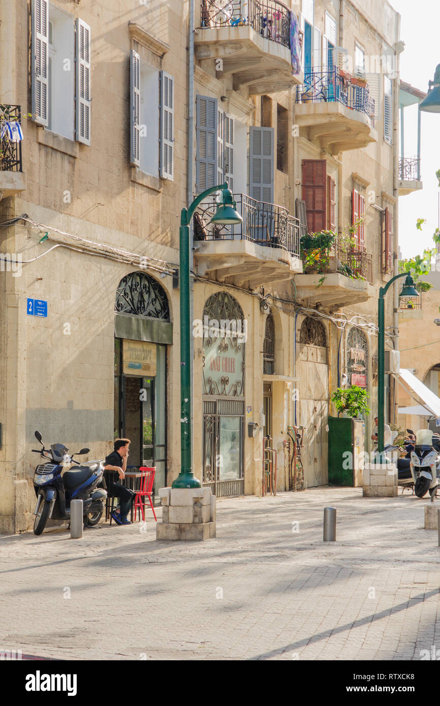 TEL AVIV, Israel - 04 Mai, 2013: Street Scene mit Café, Einheimische und Touristen, im südlichen Teil von Tel Aviv, Israel Stockfoto