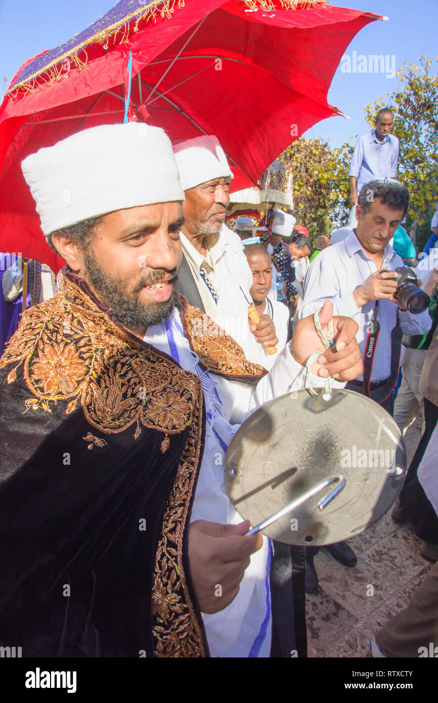 JERUSALEM - 20.November 2014: Ein Kes, religiöse Führer der äthiopischen Juden, spielt eine Trommel zum Ende der Sigd betet zu markieren, in Jerusalem, Israel. Die Sig Stockfoto