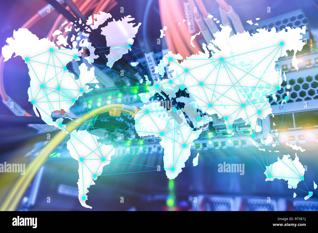 Internet und Telekommunikation Konzept mit Weltkarte auf serverraum Hintergrund. Stockfoto