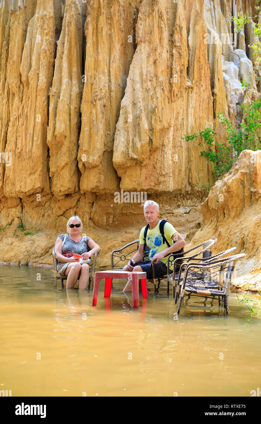 NAM TIEN, VIETNAM - Februar 15, 2018: Touristen sitzen auf Stühlen in einem Fluss namens Fairy Stream in Nam Tien, Vietnam am 15. Februar 2018 Stockfoto