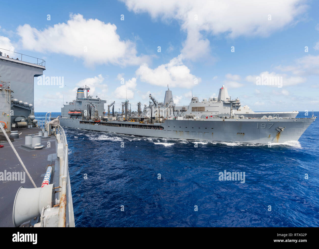 190302-N-WI 365-1266 philippinischen Meer (Mar. 02, 2019) - Die amphibische Landung dock Schiff USS Ashland (LSD 48) eine Auffüll-anforderung durchführen-auf-See (RAS) mit der Flotte Auffüllung öler USNS Pecos (T-AO 197) und die amphibious Transport dock Schiff USS Green Bay LPD (20). Ashland und Green Bay, Teil der Wasp Amphibious Ready Group, mit 31 Marine Expeditionary Unit begonnen, sind die in der indopazifischen Region Interoperabilität mit Partnern zu verbessern und dienen als ready-Response Force für jede Art von Kontingenz. (U.S. Marine Foto von Mass Communication Specialist 2. Klasse Markus Castaneda) Stockfoto